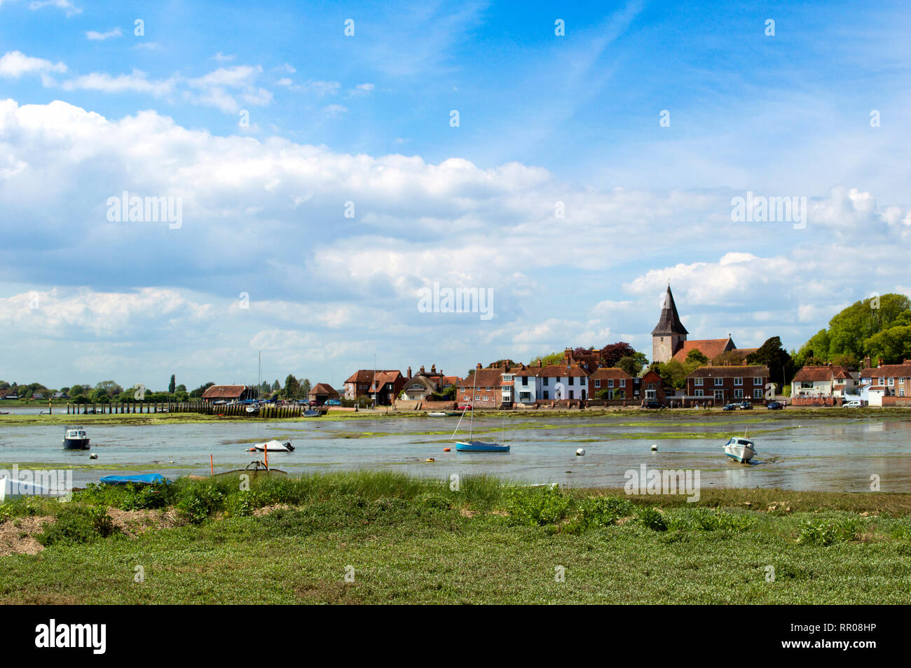 Bosham in maggio con la marea, West Sussex, in Inghilterra, paesaggio pittoresco villaggio porto con barche e la marea out Foto Stock