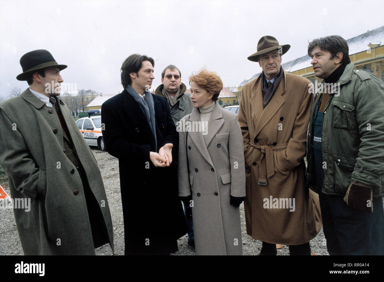 KOMMISSAR REX / DIE TOTE von Schönbrunn D/AUT 1993 / Detlef Rönfeldt Szene mit KARL MARKOWICS (Ernst Stockinger), Tobias Moretti (Richard Moser), lupo MACHOFNER (Peter Höllerer), GERTRAUD JESSERER (Gerda Fuchs), Karlheinz HACKL (dott. Fuchs) und PÖSCHL ANNONE (Franz Karasek). C42372 / Überschrift: Kommissar Rex / D/AUT 1993 Foto Stock