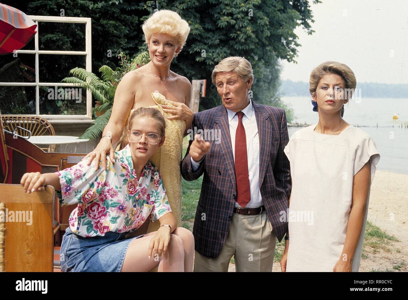 La PRAXIS BÜLOWBOGEN / Im Schoße der Familie / D 1988 / Michael Braun / Szene mit Annelie Saalbach (JULIA BIEDERMANN), Gabi Köhler ( ANITA KUPSCH), il dottor Brockmann (GÜNTER PFITZMANN) und Iris Pauli (MONA SEEFRIED). - Folge: Im Schoße der Familie / Überschrift: PRAXIS BÜLOWBOGEN / D 1988 Foto Stock