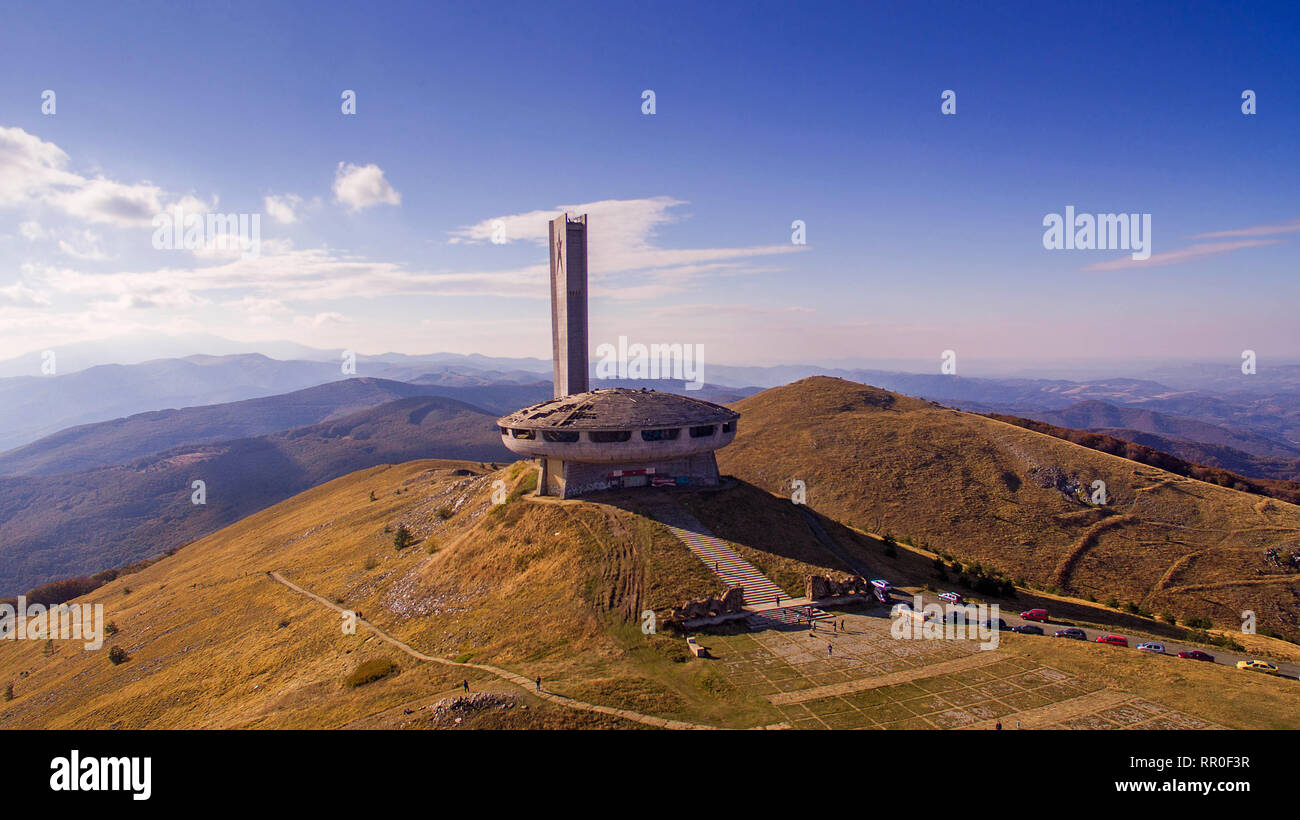 Drone top view Buzludzha - abbandonato edificio comunista nelle montagne balcaniche, Bulgaria. Piatto di UFO look a simili Foto Stock