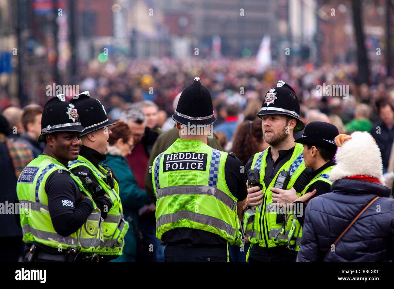 Pre match scene in Cardiff City Centre prima che il Galles v Inghilterra Guinness Sei Nazioni corrispondono al Principato Stadium. Credito: Lewis Mitchell. Foto Stock