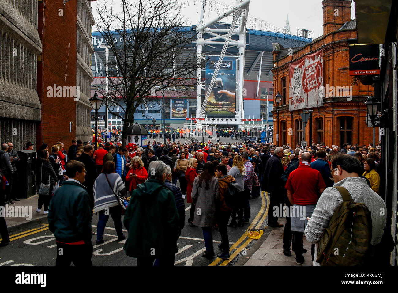 Pre match scene in Cardiff City Centre prima che il Galles v Inghilterra Guinness Sei Nazioni corrispondono al Principato Stadium. Credito: Lewis Mitchell. Foto Stock