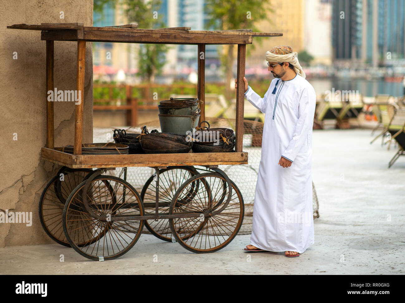 Uomo arabo nel vecchio Al Seef parte di Dubai, Emirati Arabi Uniti Foto Stock