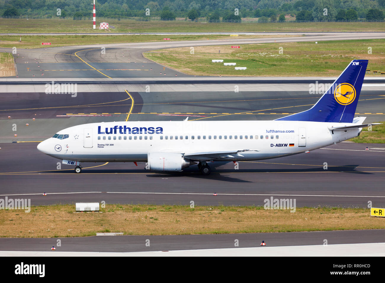 Passeggeri aerei Boeing 737-500 di Lufthansa German Airlines prima del decollo su una pista di un aeroporto in Germania Foto Stock