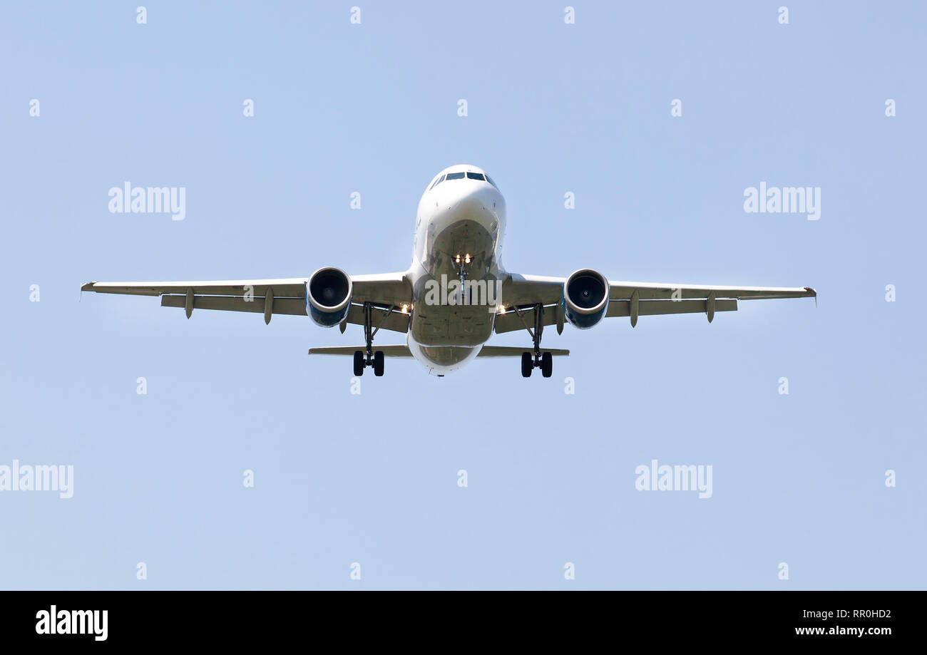 Un aereo atterra in un aeroporto Foto Stock