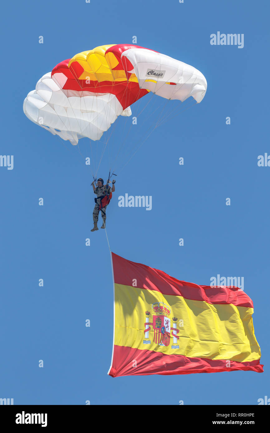 MOTRIL, Granada, SPAGNA-JUN 16: Parachutist del PAPEA prendendo parte a una mostra sul tredicesimo airshow internazionale di Motril 16 giu 2018, in M Foto Stock