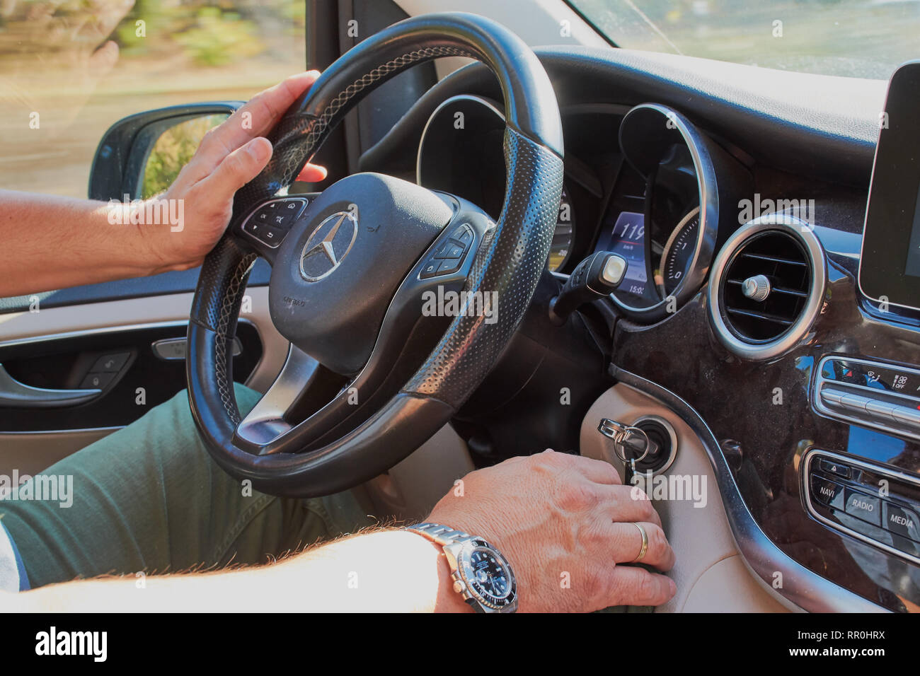 Francoforte, Germania - 30 Settembre 2018: le mani di un uomo in Mercedes  Benz cockpit durante la guida Foto stock - Alamy