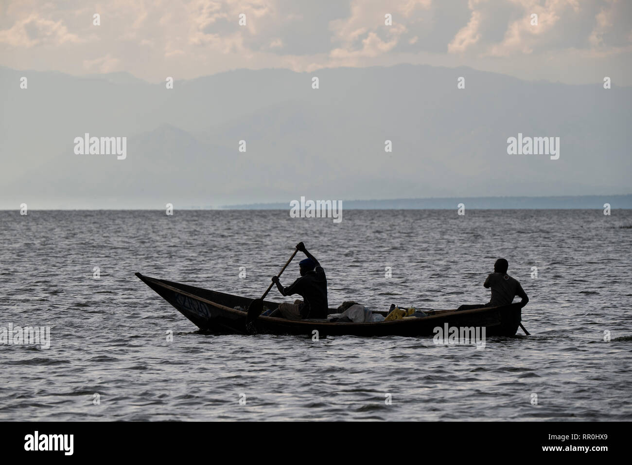 I pescatori in canoa sul canale Kazinga, Queen Elizabeth NP, Uganda Foto Stock