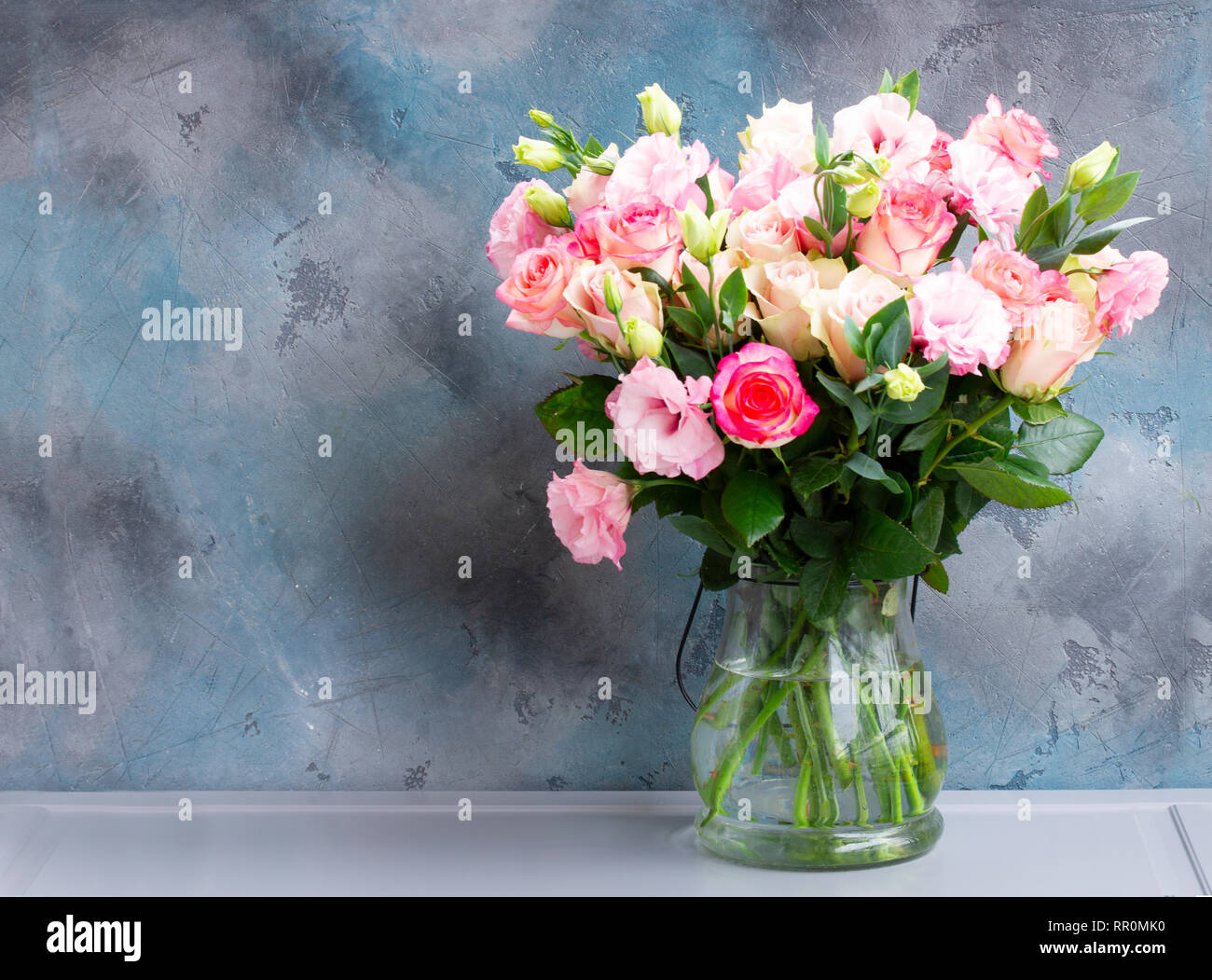 Freschi di fiori di rosa su grigio Foto Stock