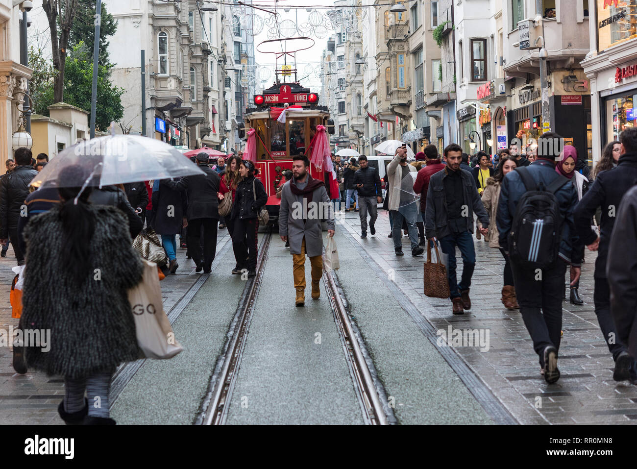 Tram rosso in via Istiklal di Istanbul, Turchia Foto Stock