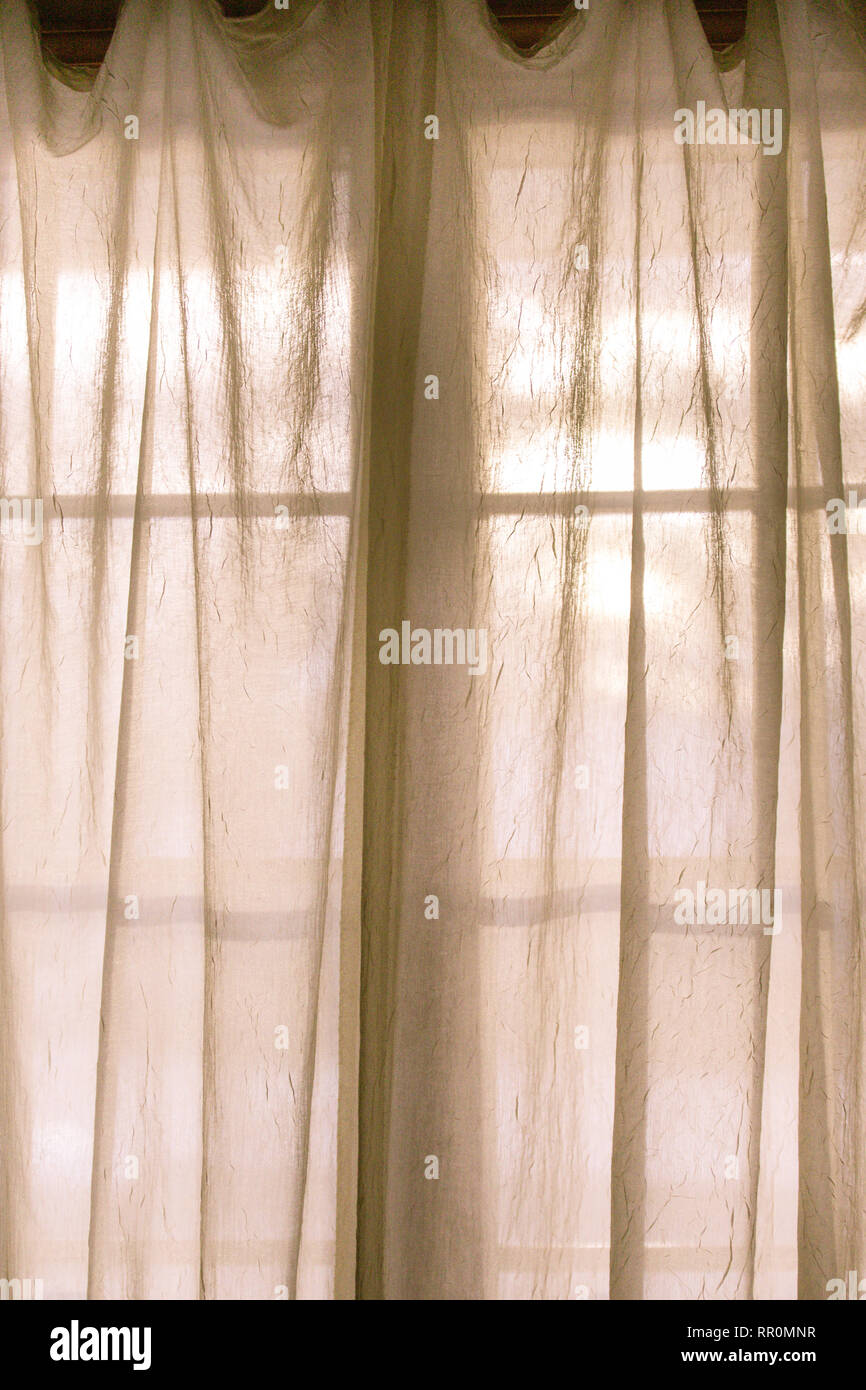Puro tessuto tenda finestra con luce filtrata Foto Stock
