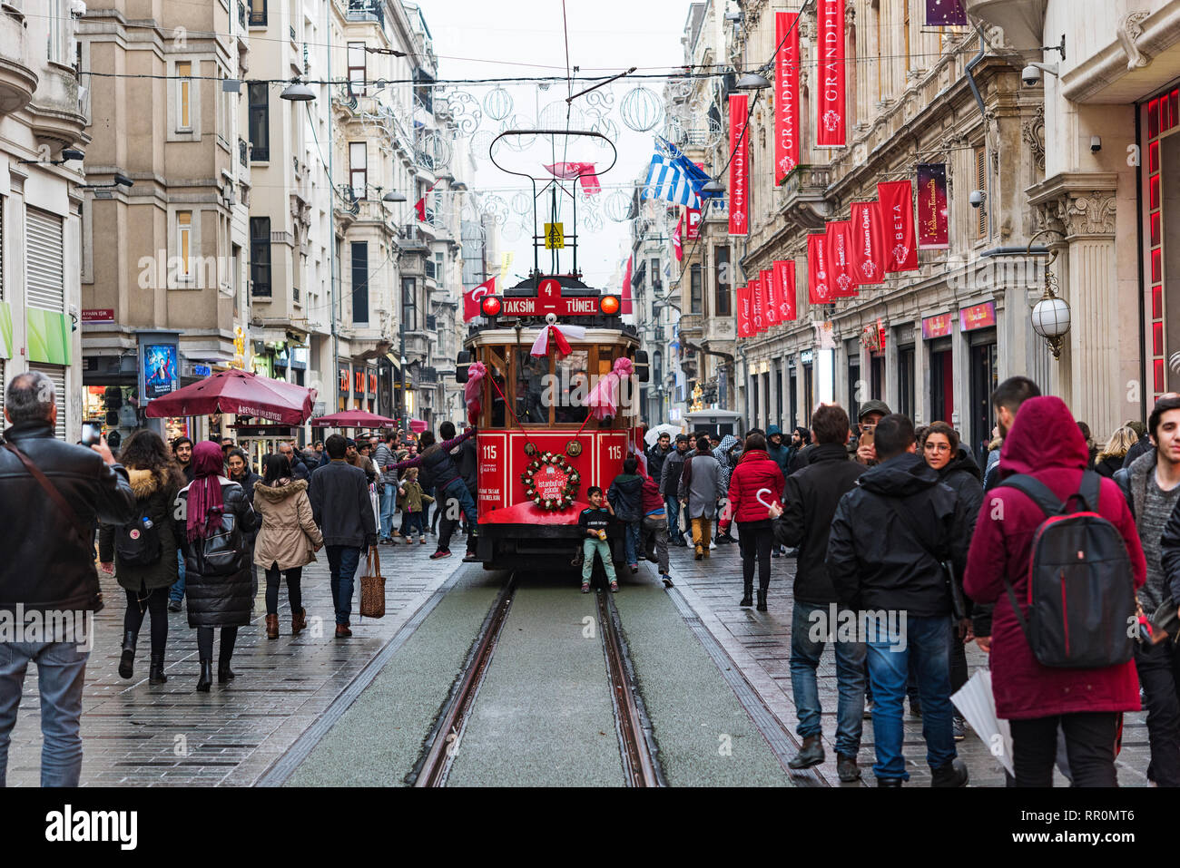 Tram rosso in via Istiklal di Istanbul, Turchia Foto Stock