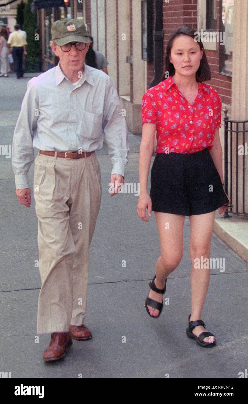 Woody Allen e presto Yi 1999 foto da John Barrett/il PHOTOlink Foto Stock