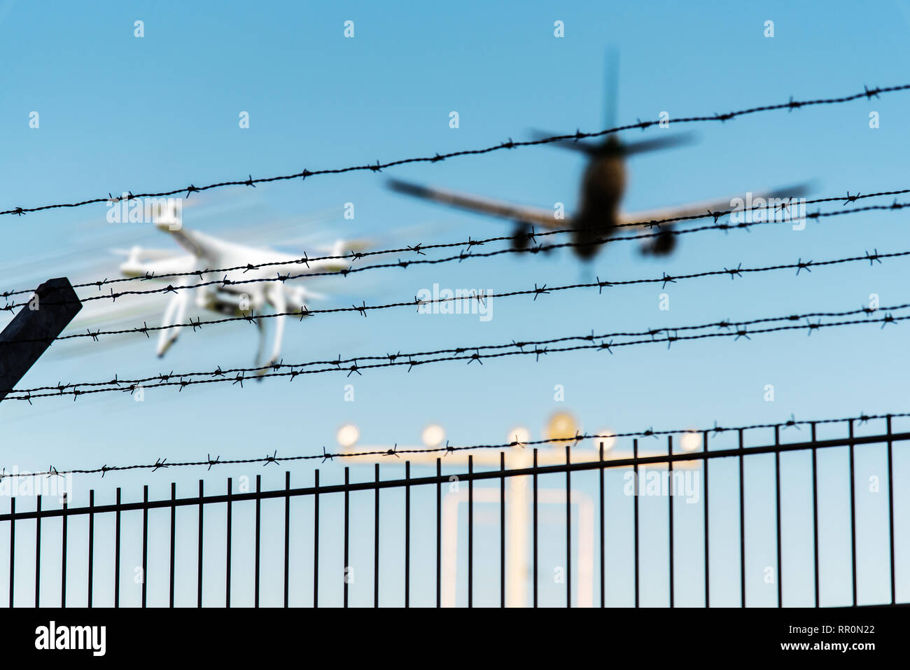 Quadcopter drone in volo vicino al velivolo avvicinando pista di aeroporto Foto Stock