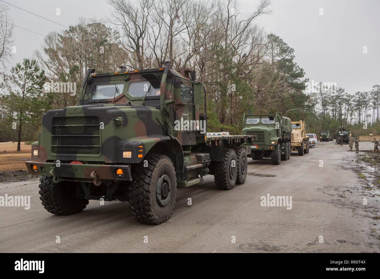 Marines condotta convoglio alle operazioni a sostegno della simulazione di esteri aiuti umanitari su Camp Geiger, North Carolina, Feb 21, 2019. Lo scopo dell'esercizio è stato quello di familiarizzare i Marines con il coordinamento interministeriale e di eseguire il processo di erogazione di aiuti. I marines sono con il combattimento il battaglione della logistica 24, 24 Marine Expeditionary Unit. (U.S. Marine Corps photo by Lance Cpl. Camila Melendez) Foto Stock