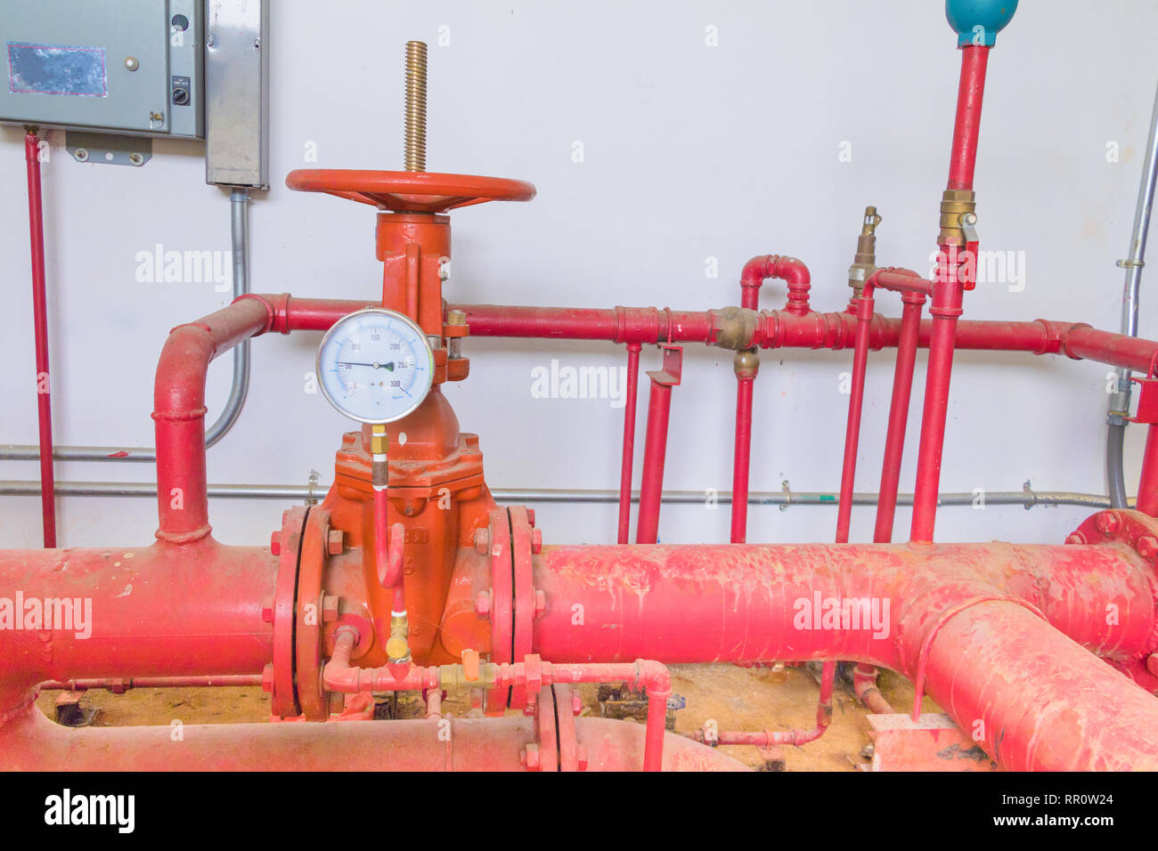 Scala di calibro sul sistema di controllo nelle tubazioni all'interno di edificio industriale Foto Stock