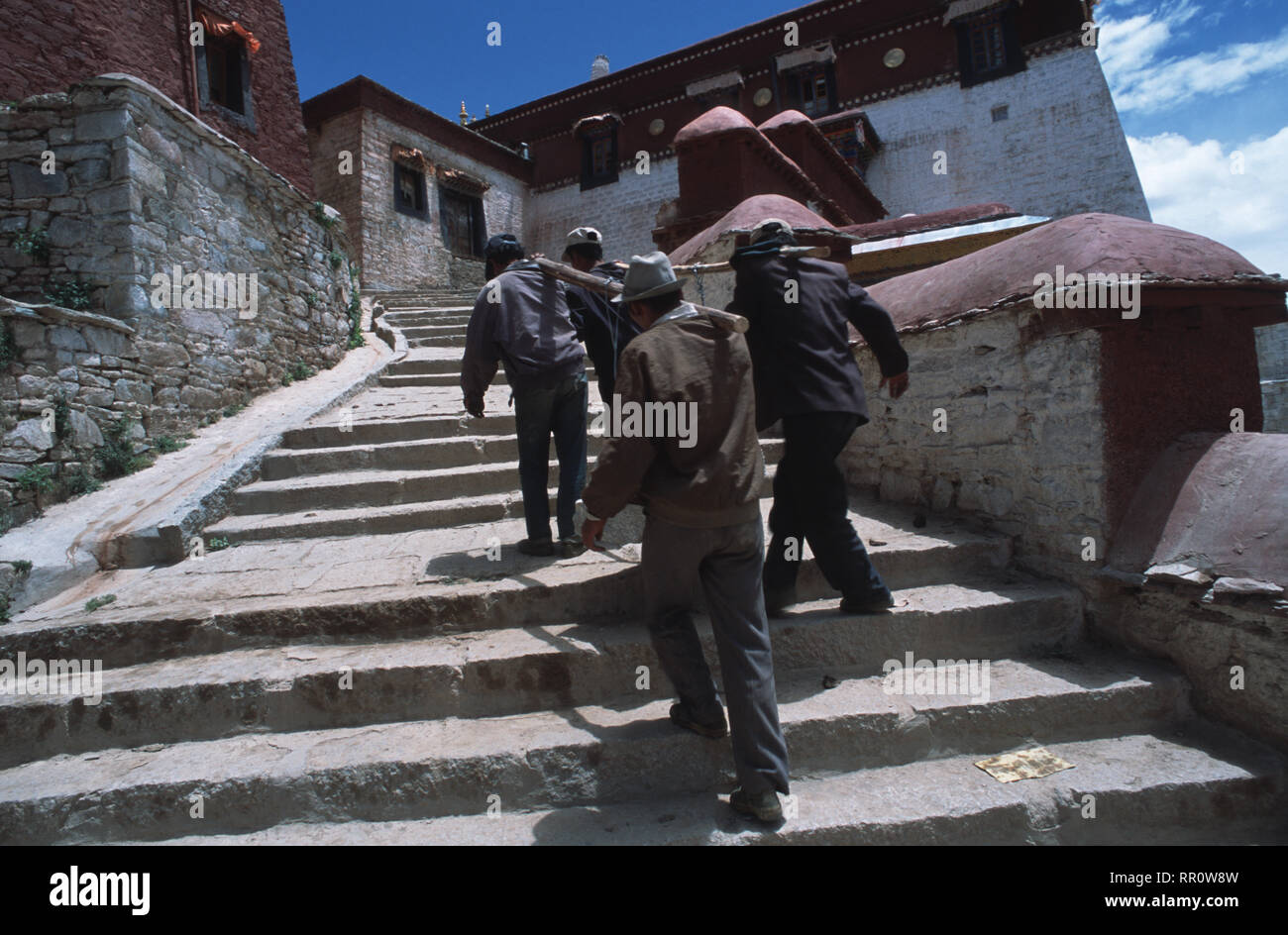 Didascalia: Ganden, catrame, Cina - Lug 2001. Lavoratori portano pietra fino al loro lavoro sito al monastero di Ganden nel Tibet centrale. Saccheggiato durante la Cina culturale Foto Stock