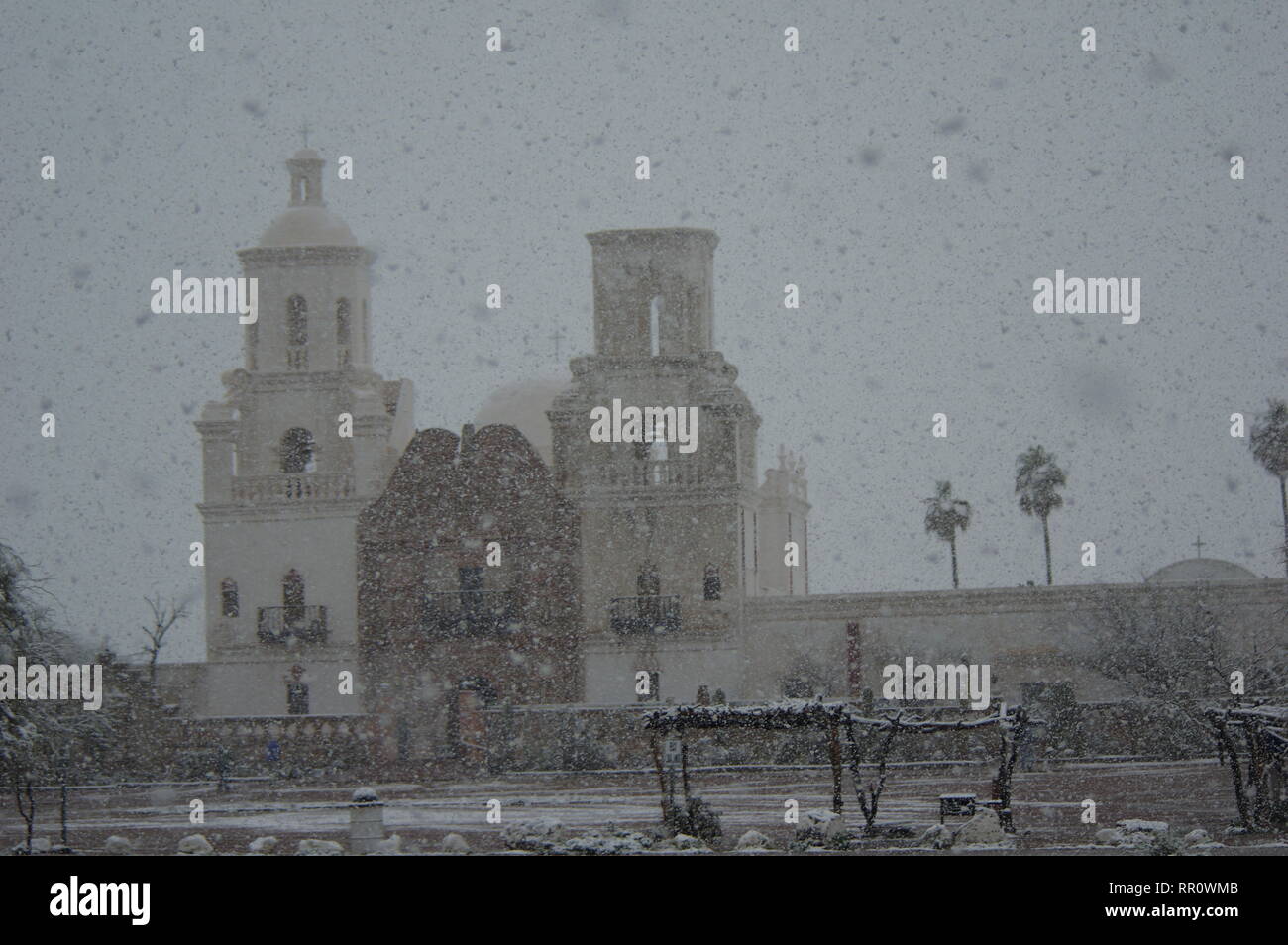 Neve su San Xavier missione Foto Stock