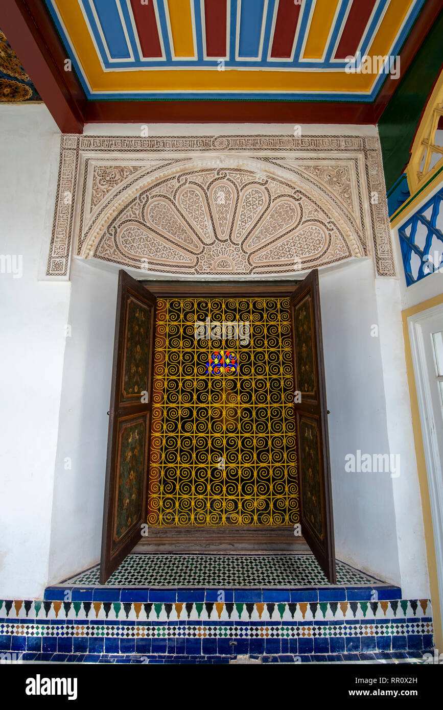All'interno dell'antico Palazzo Bahia, una delle attrazioni principali di Marrakech. Il soffitto. Il cortile a Marrakech, Marocco Foto Stock