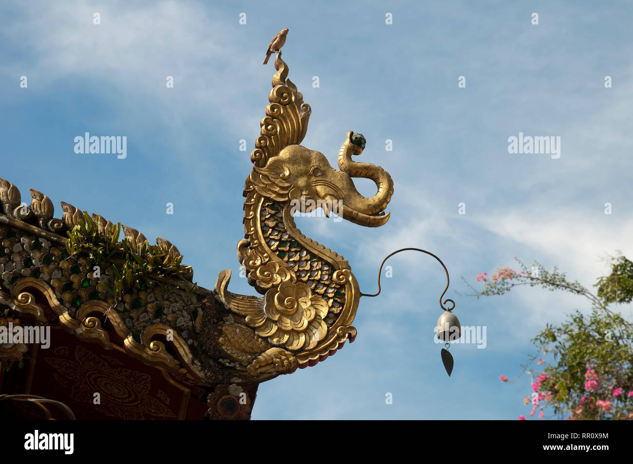 Chiang Rai Thailandia, scolpiti mistico serpente elefante tetto Terminale per tenda a wat ming muang Foto Stock