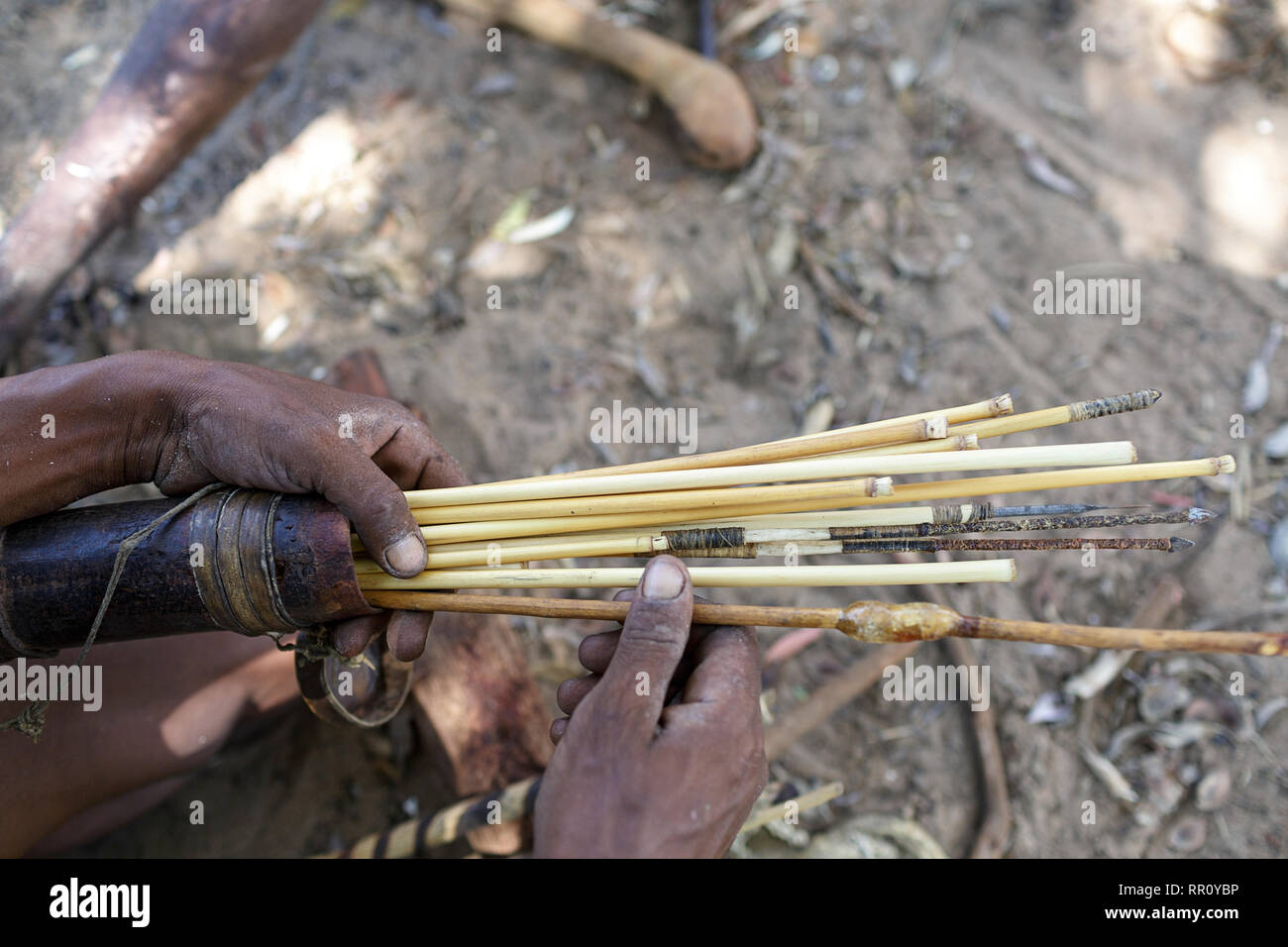 I boscimani del San persone la caccia, il Kalahari, Namibia, Africa Foto Stock