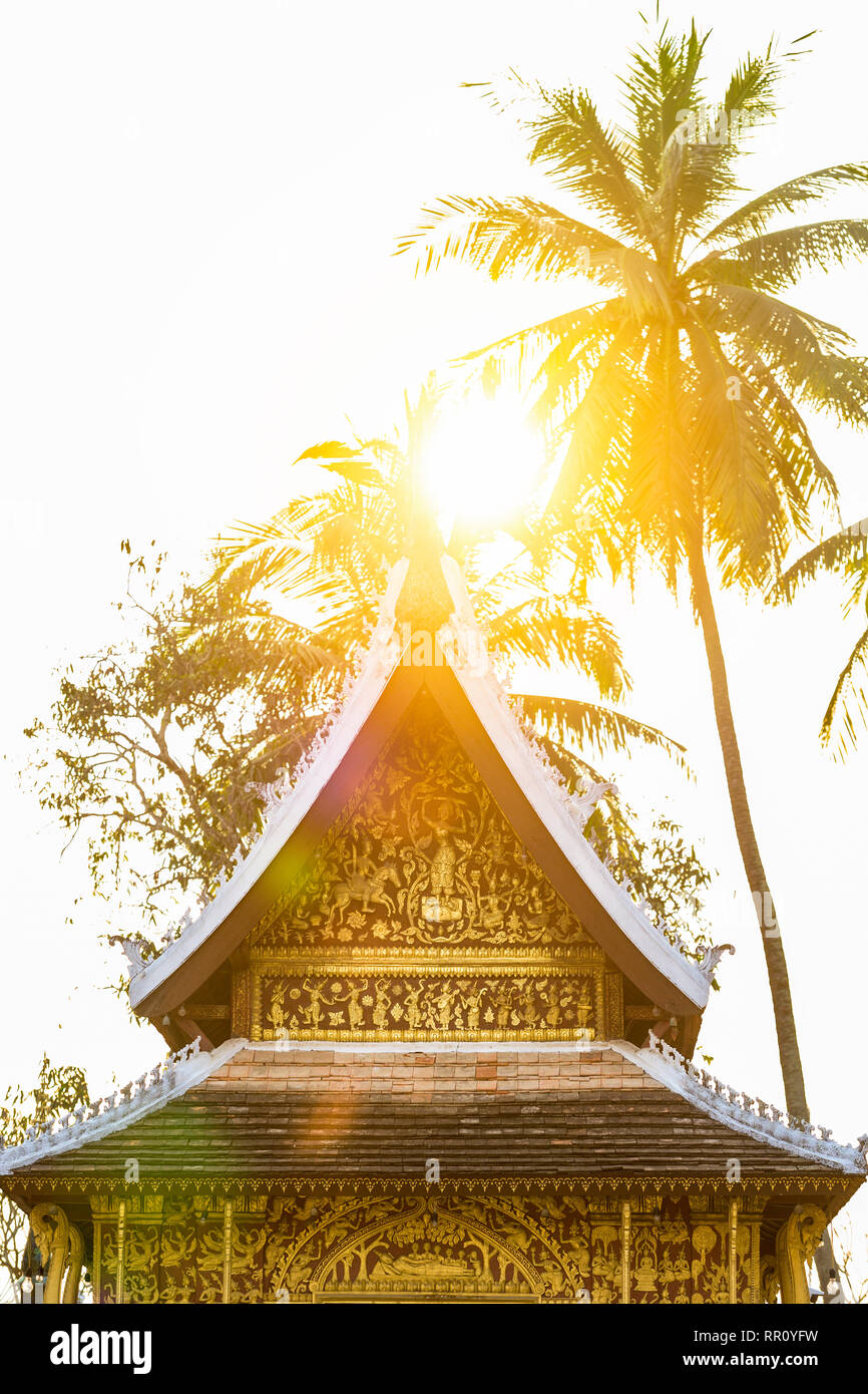 Vista ravvicinata della bella Wat Xieng Thong (Golden City tempio) al tramonto a Luang Prabang, Laos. Foto Stock