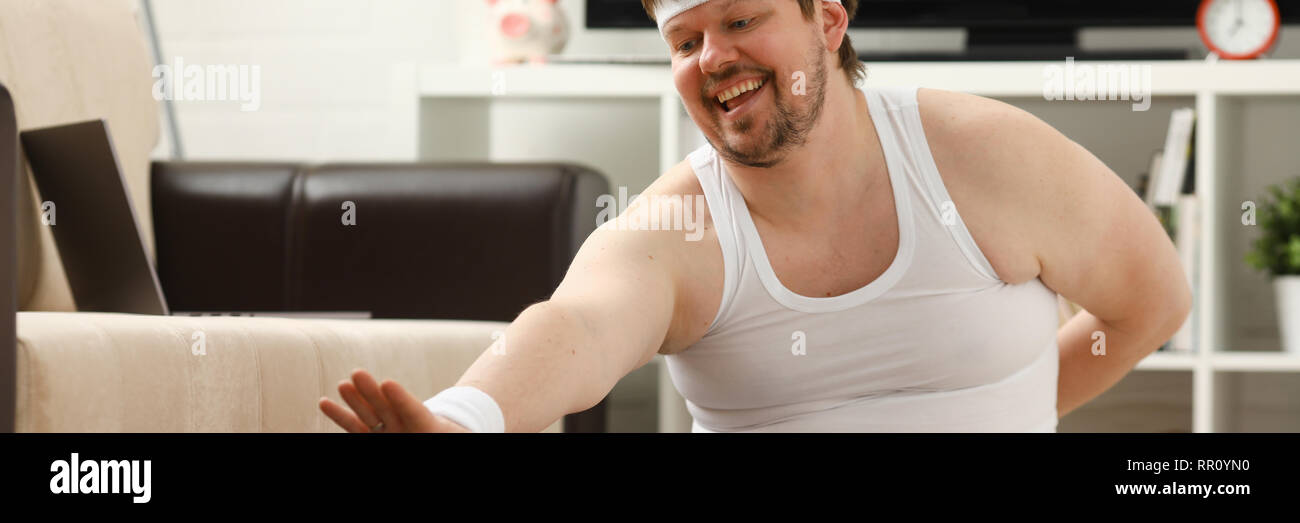 Giovani attraenti uomo fitness giace su un tappeto di grasso con Foto Stock