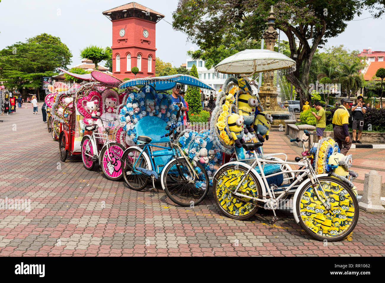 Trishaws davanti Stadthuys in attesa di clienti turistici, Melaka, Malaysia. Foto Stock