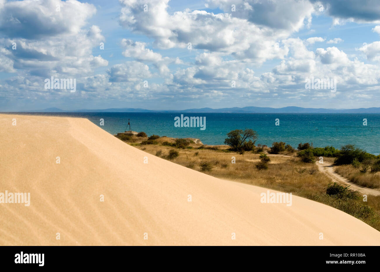 Dune di sabbia contro pendenza con vista sul mare. UNESCO protetti fenomeno naturale. Nessebar, Bulgaria Foto Stock