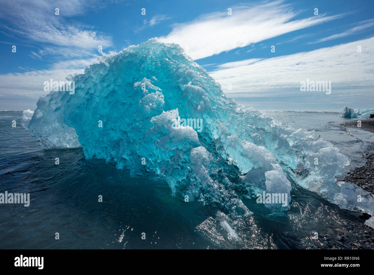 Iceberg Breidamerkursandur sulla spiaggia di sabbia nera, al di sotto di Jokulsarlon. Sudhurland, sud est dell'Islanda. Foto Stock
