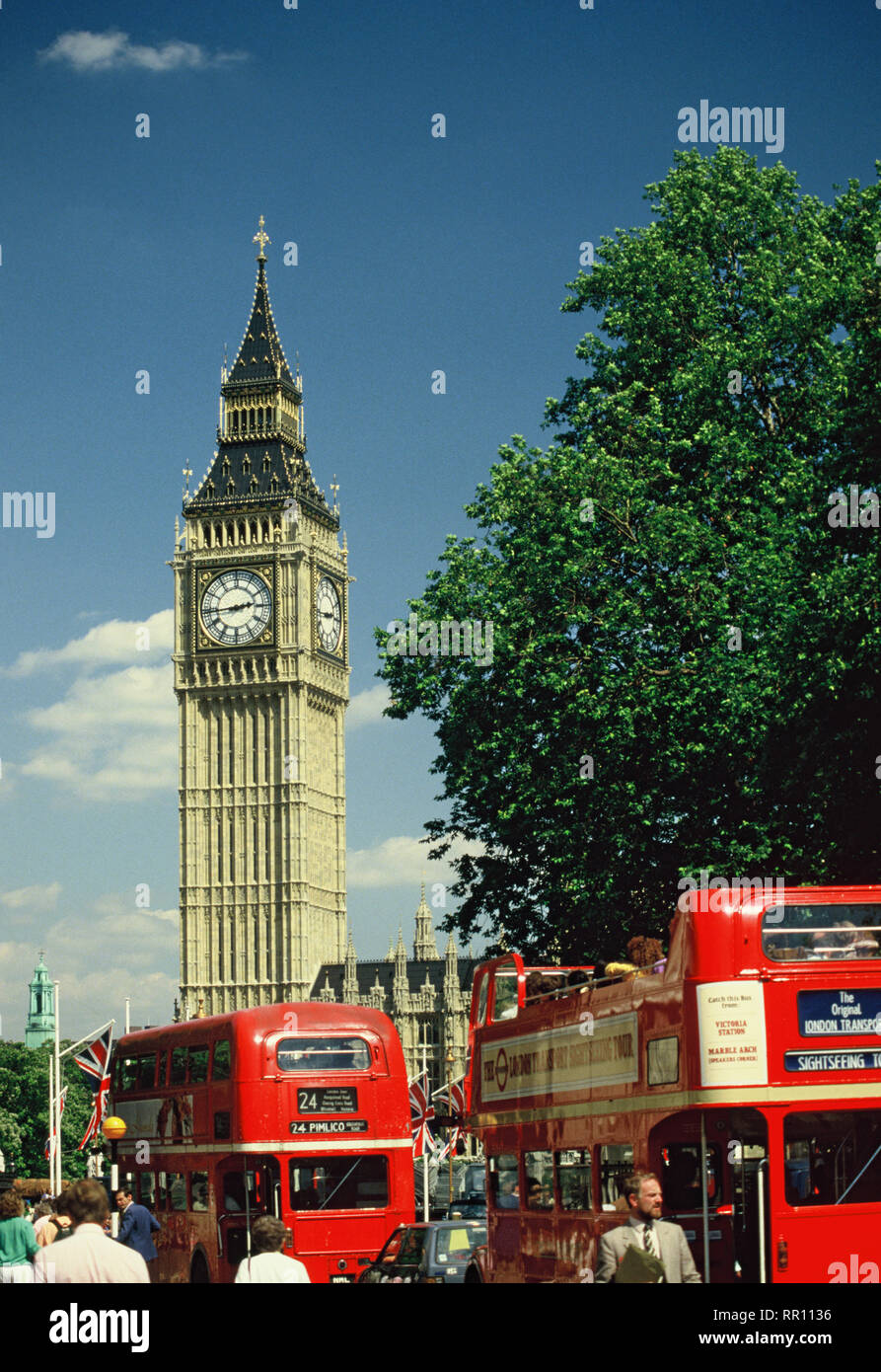 Big Ben e di clock tower con doppio deck bus a Londra, nel Regno Unito nel  mese di agosto 1986 foto di Dennis Brack Foto stock - Alamy