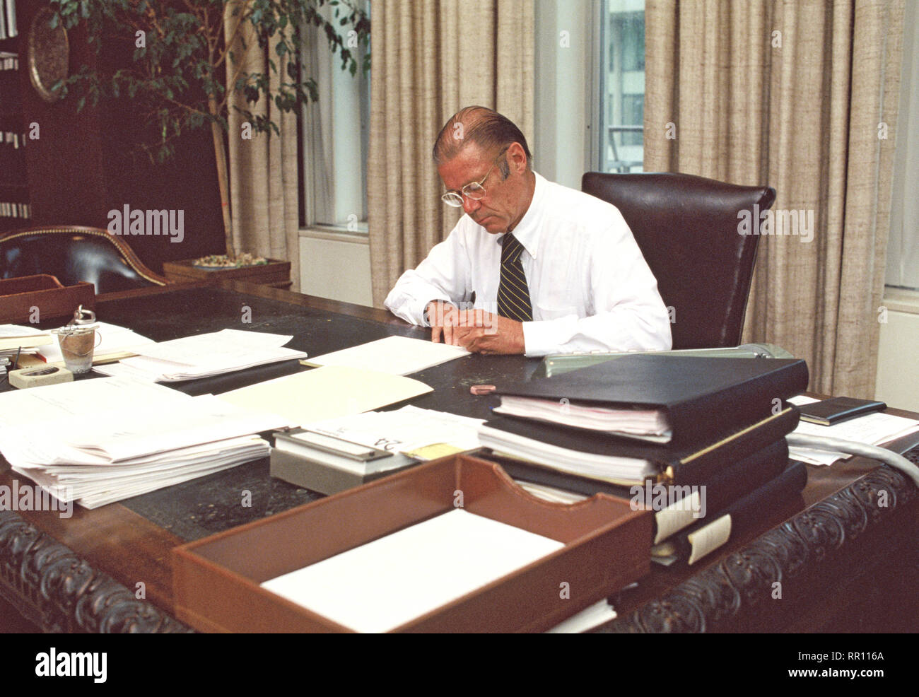 Segretario Robert Strange McNamara nel suo ufficio della Banca mondiale nel giugno 1978. Foto di Dennis Brack Foto Stock