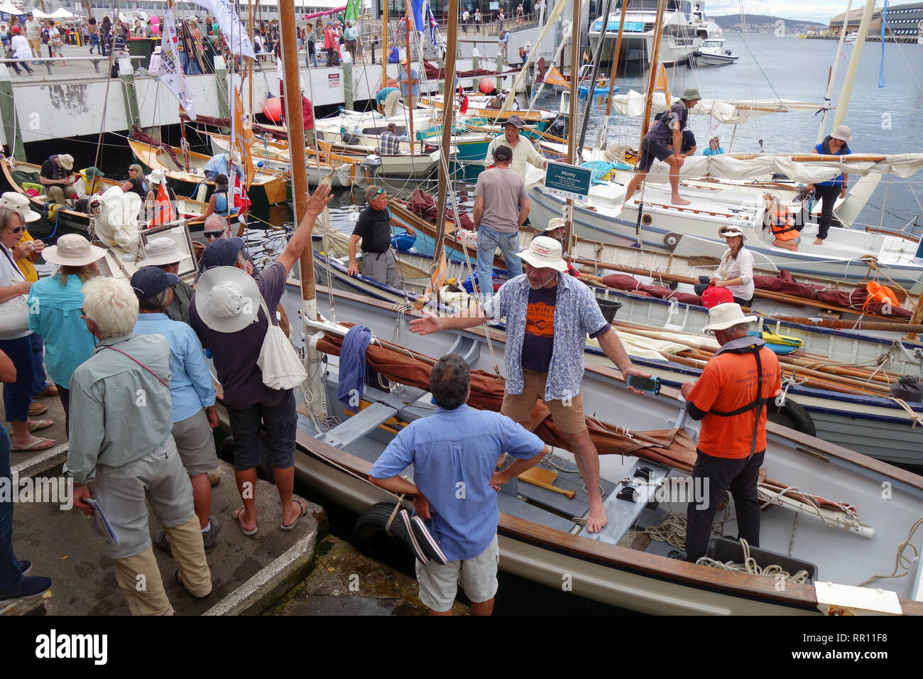 Gli equipaggi delle barche a vela dinghys whaleboats e si prepara a lasciare il dock in legno Australiano Boat Festival 2019, Hobart, Tasmania, Australia. N. PR o MR Foto Stock