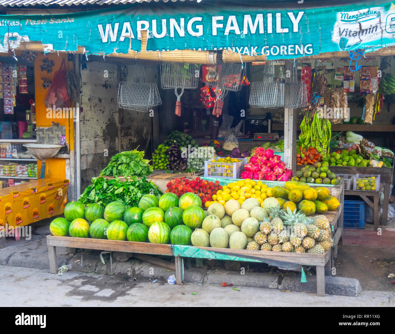 Shop nei mercati per la vendita di frutta, meloni, dragon frutta, paw paw, ananassi, nella baia di Jimbaran Bali Indonesia. Foto Stock
