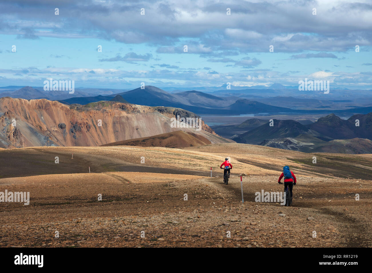 Gli amanti della mountain bike sul Laugavegur sentiero vicino a Landmannalaugar. Highlands Centrali, Sudhurland, Islanda. Foto Stock