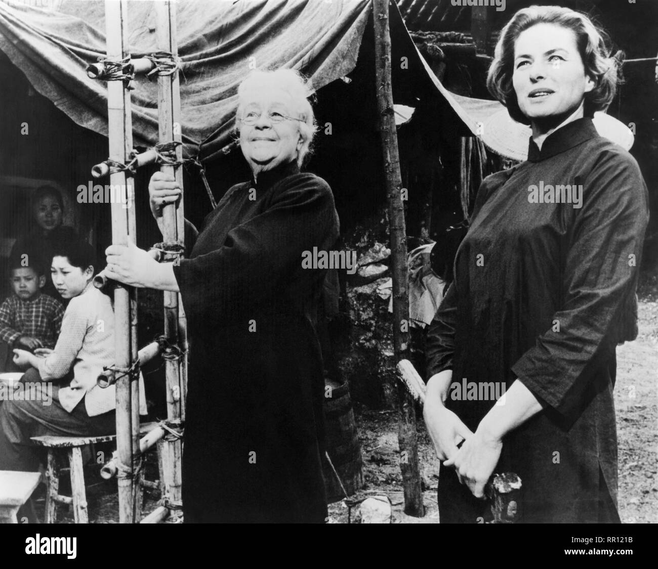 Ingrid Bergman (r) come missionario in Cina Gladys Aylward nel 1958 film La Locanda della sesta felicità. Inoltre è raffigurato Athene Sayler (l), che hanno suonato Jeannie missionaria Lawson nel filmato. Foto Stock