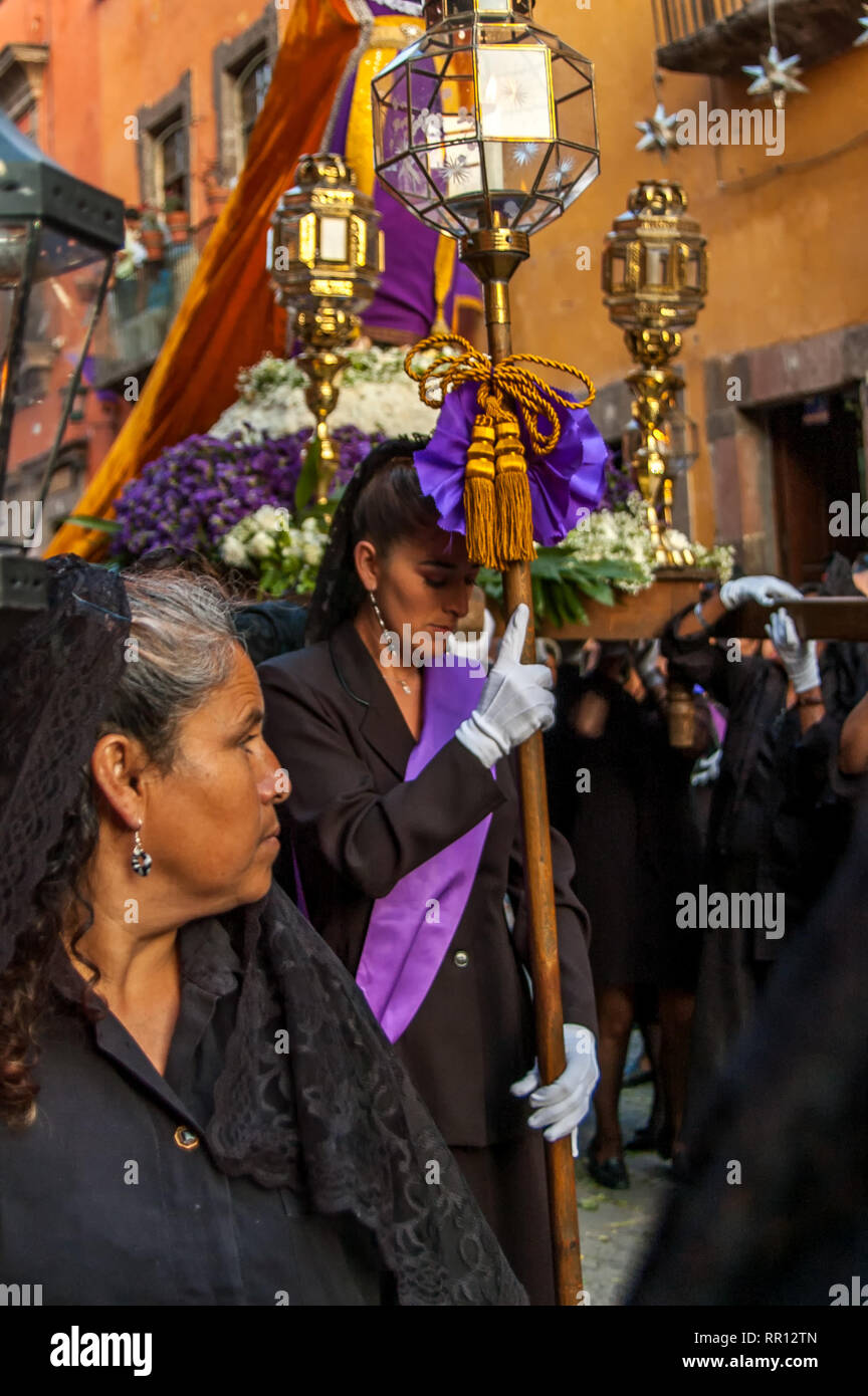 SAN MIGUEL DE ALLENDE, Messico - Settimana Santa processione del Venerdì santo per le strade di questa pittoresca città. La donna vestita di nero. Foto Stock