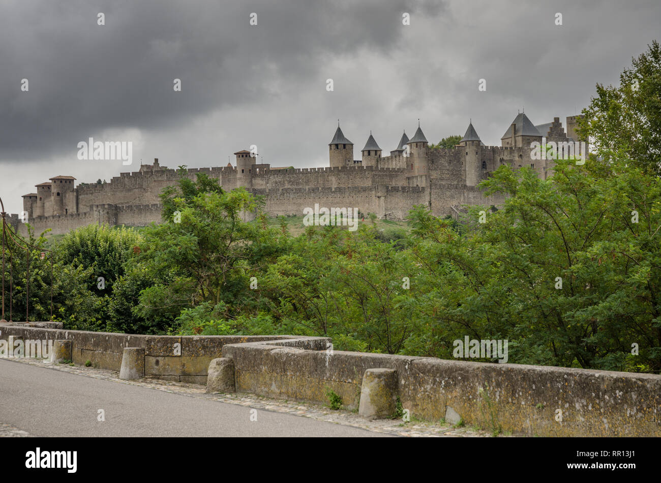 Francia CARCASSONE SEP 2018 vista sul castello di Carcassone. La città fortificata è costituita da un disegno concentrico con due pareti esterne con 53 torri per preven Foto Stock