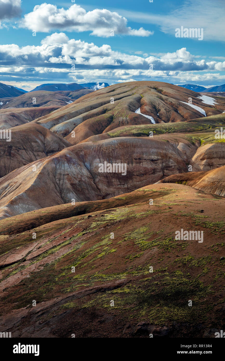 Riolite montagne lungo il sentiero Laugavegur tra Landmannalaugar Hrafntinnusker e. Highlands Centrali, Sudhurland, Islanda. Foto Stock