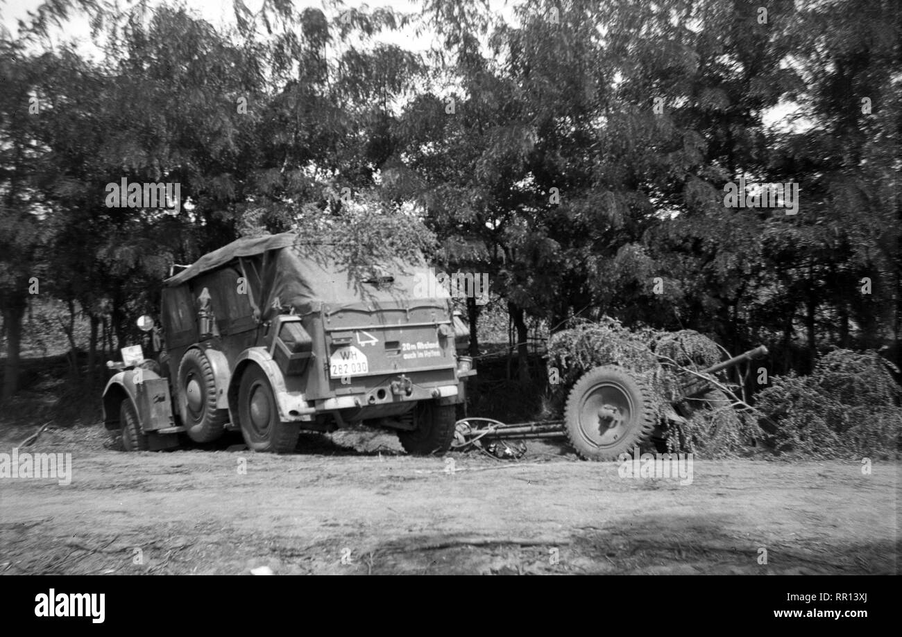 Wehrmacht Heer Panzerabwehrkanone PAK 36 37 mm / 3,7 cm mit Horch 901 - Esercito Tedesco Anti pistola serbatoio PAK 36 37mm mit Jeep Horch 901 Foto Stock