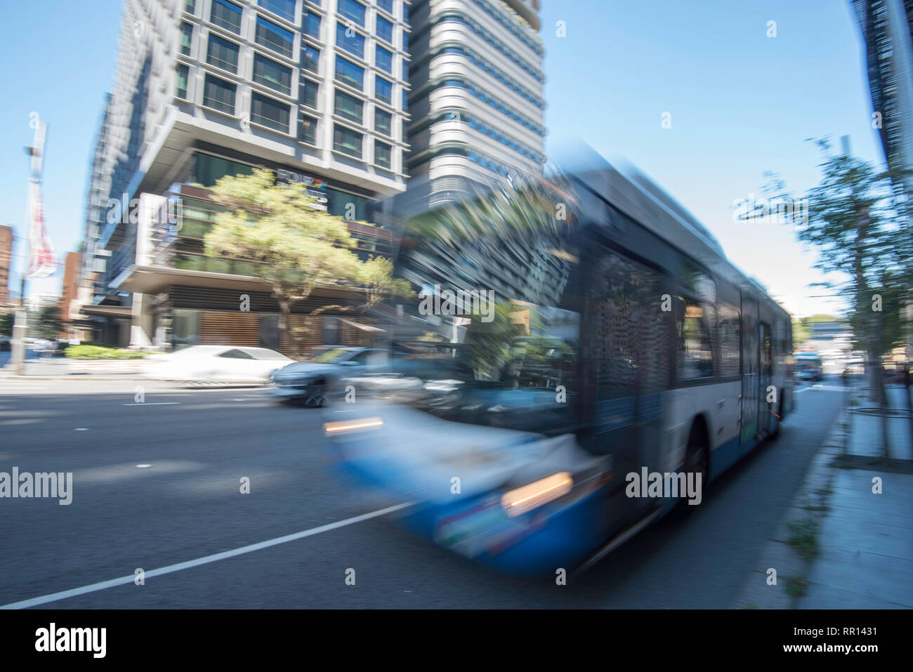 Un'immagine offuscata di un autobus blu e bianco del governo del nuovo Galles del Sud in rapido movimento su una strada cittadina di Sydney in Australia Foto Stock