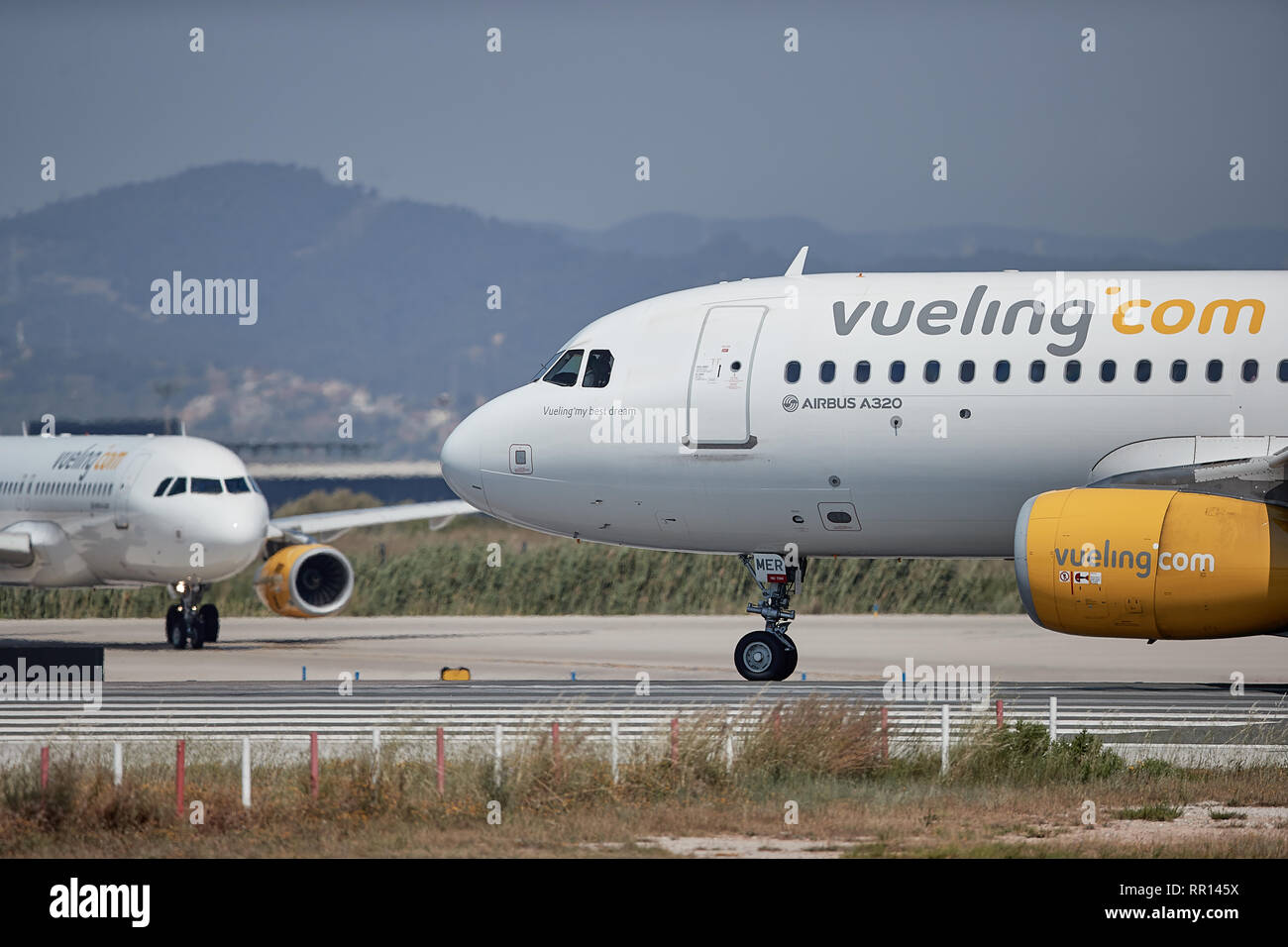 Più Vueling airbus getti di passeggeri in Barcellona Foto Stock