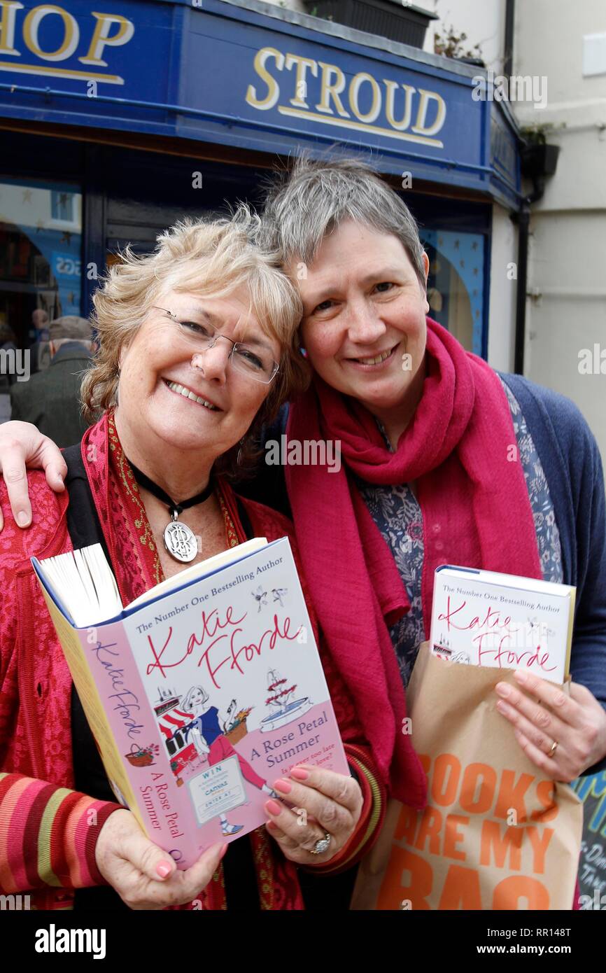 Autore Katie Fforde a Stroud Bookshop, Gloucestershire, Inghilterra, per firmare copie del suo ultimo libro, un petalo di rosa Estate. Nella foto con Francesca Camina Foto Stock
