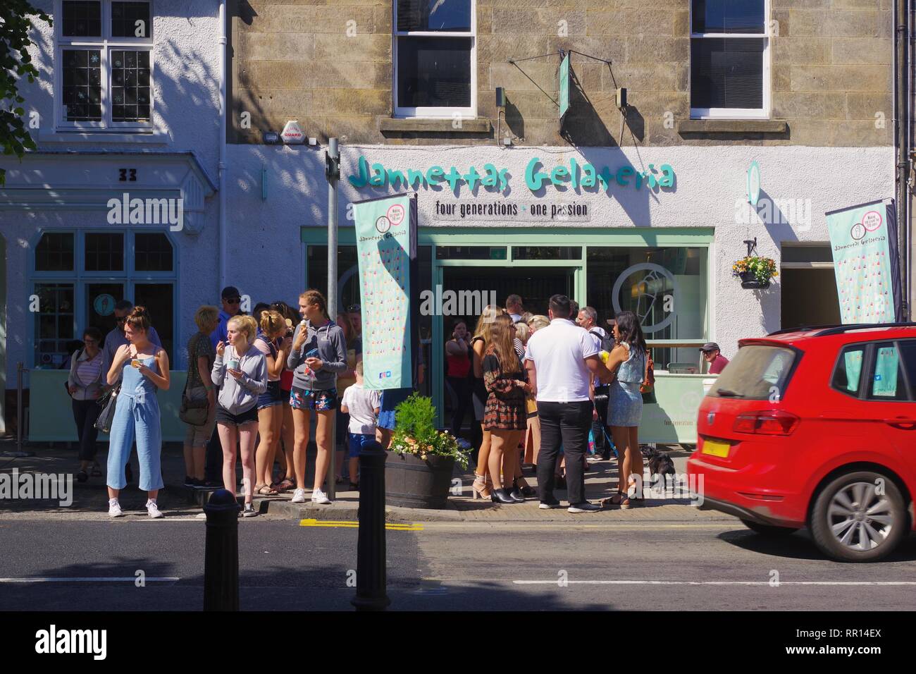 La gente in coda fuori dalla porta a Jannettas Gelato gelateria. Sant'Andrea, Fife, Scozia, Regno Unito. Foto Stock