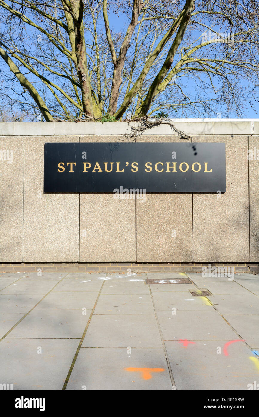 Digital Signage al di fuori di San Paolo a scuola Lonsdale Road, Barnes, London, SW13, Regno Unito Foto Stock