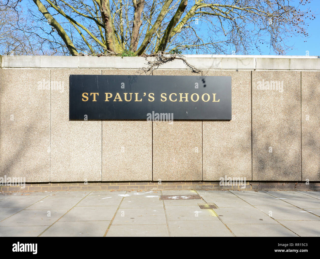 Digital Signage al di fuori di San Paolo a scuola Lonsdale Road, Barnes, London, SW13, Regno Unito Foto Stock