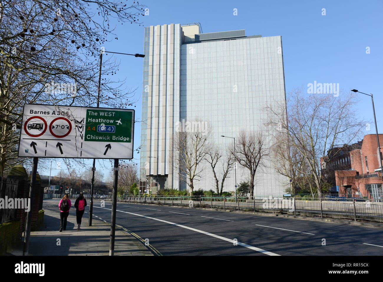 Casa di pietra miliare e Thames Tower, Hammersmith Bridge Road, Hammersmith, Londra W6, Regno Unito Foto Stock