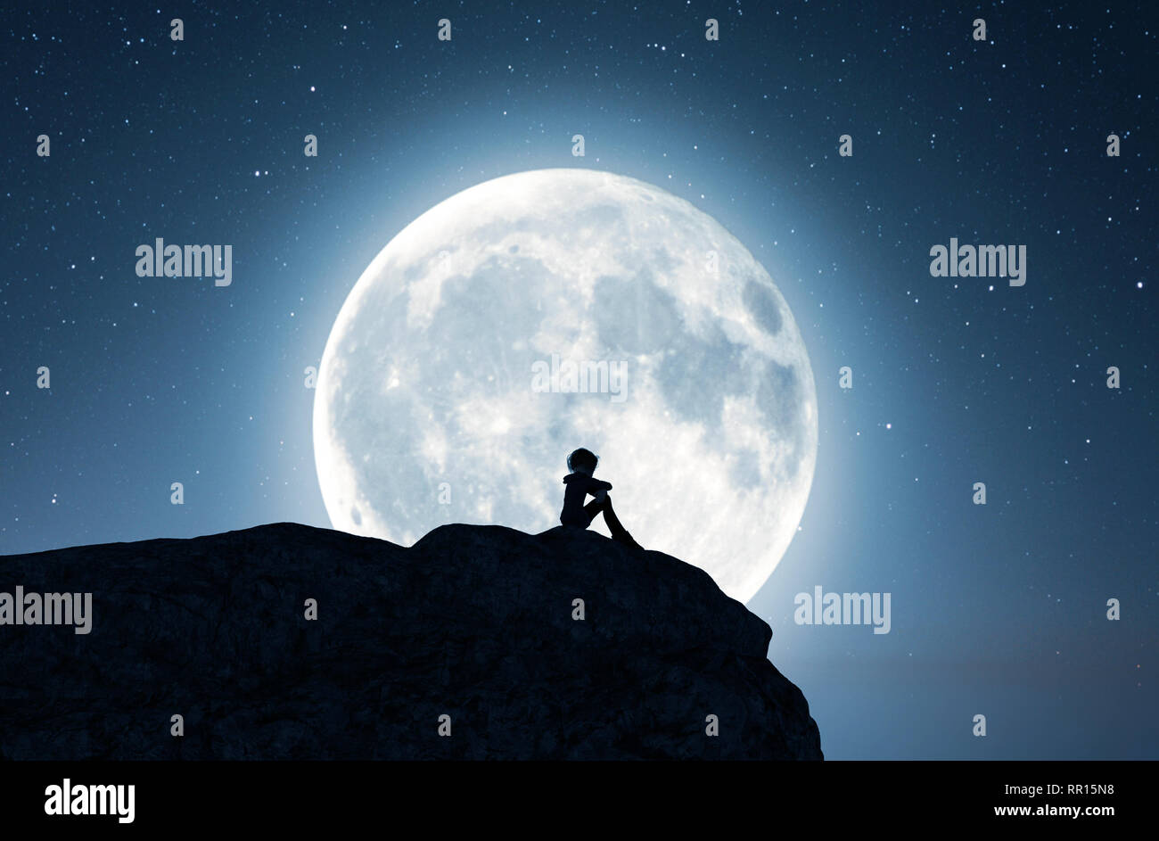 Lonely ragazza seduta da sola sulla scogliera e guardando alla luna,3d rendering Foto Stock