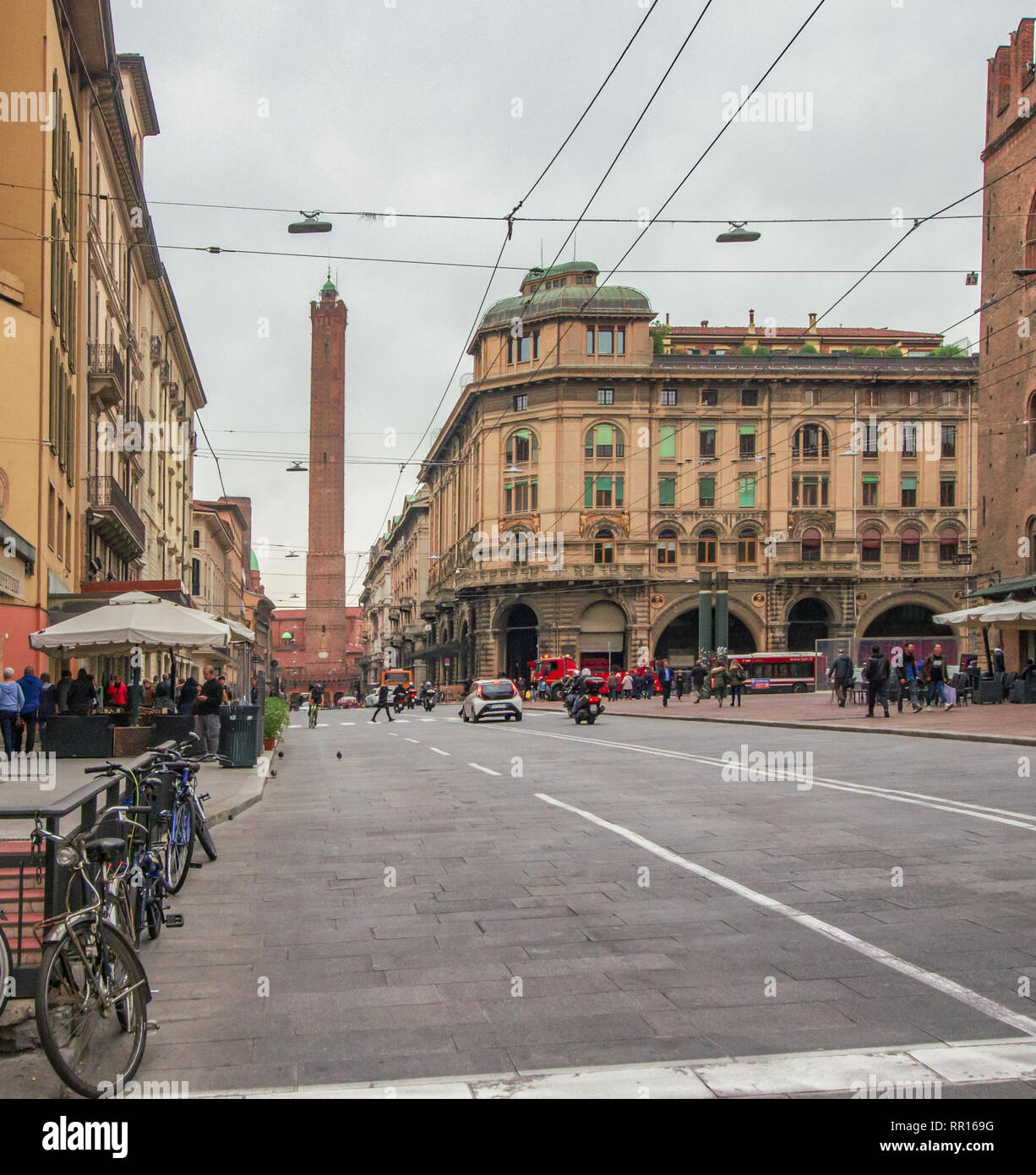 La 'Torre degli Asinelli", simbolo di Bologna, spicca nel centro storico della città. Italia Foto Stock