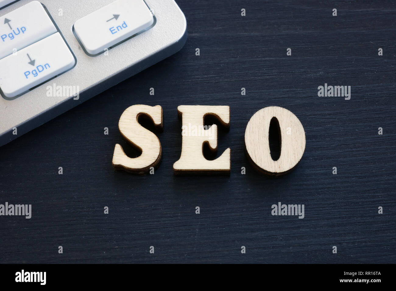 Abbreviazione di Search Engine di SEO- Ottimizzazione da lettere di legno. Foto Stock